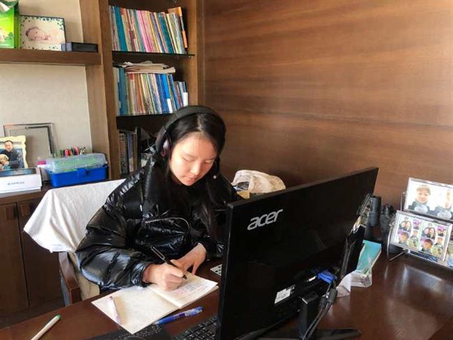 学生认真上课.jpg 学生认真上课.jpg