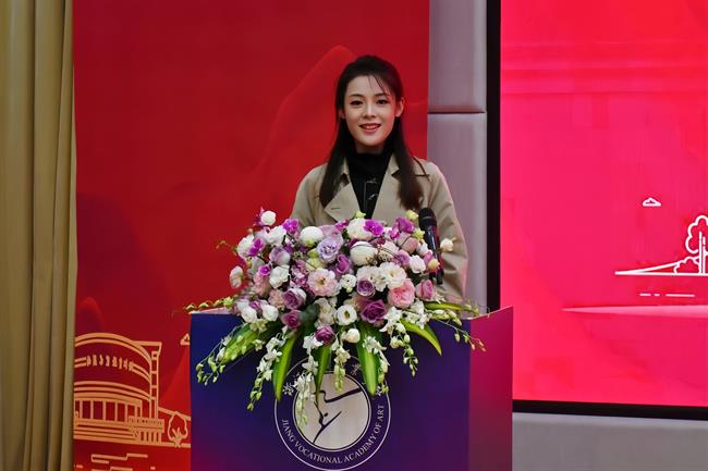 2013届戏曲表演专业校友陈丽君作为校友代表发言.jpg